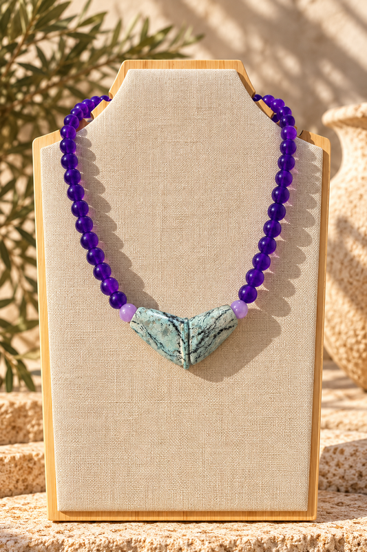 Collar Morado con piedra central